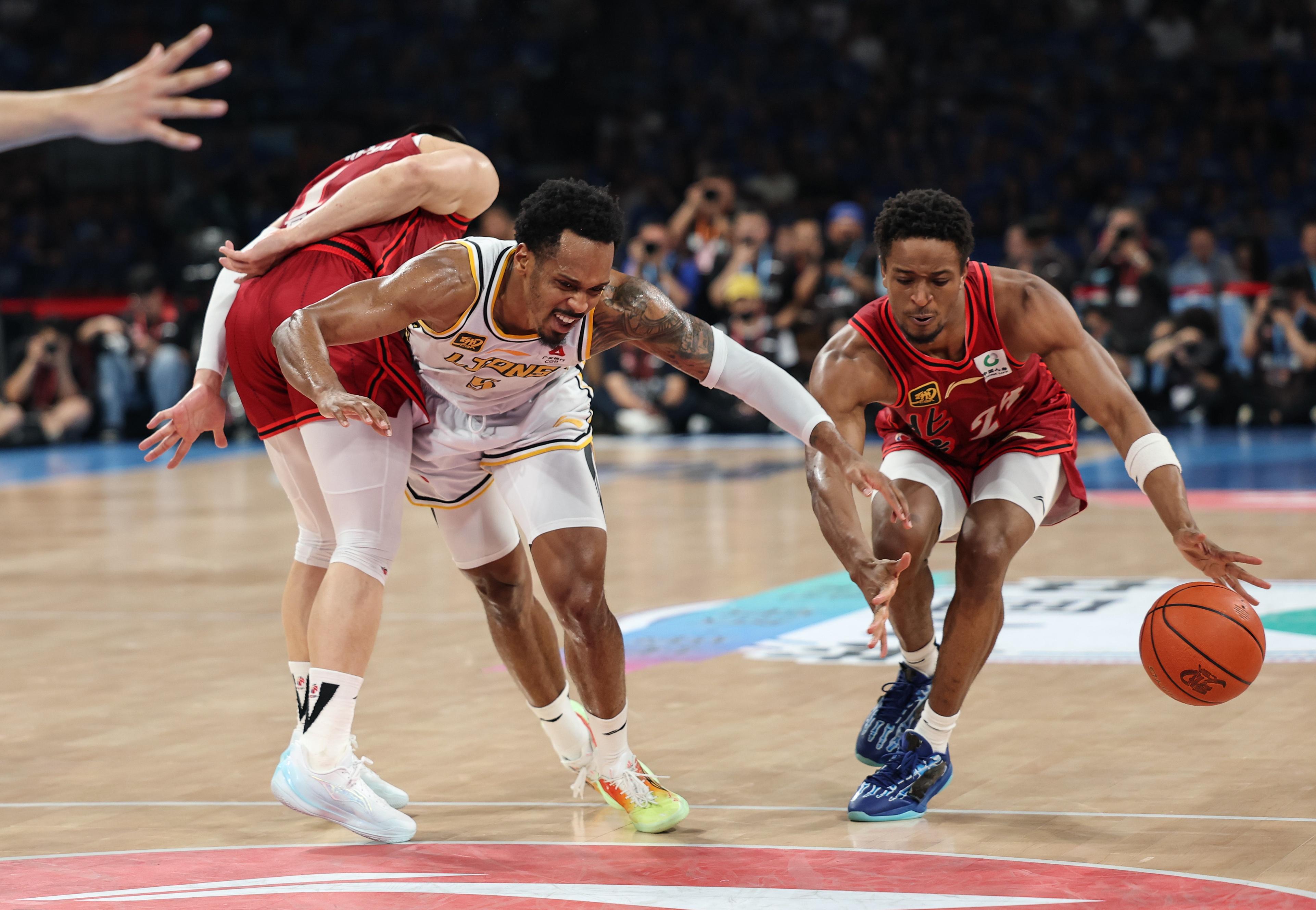 关于赛后突围战来临，法兰克福围绕CBA季后赛临场应变，气氛紧张，年轻球员得到机会的信息